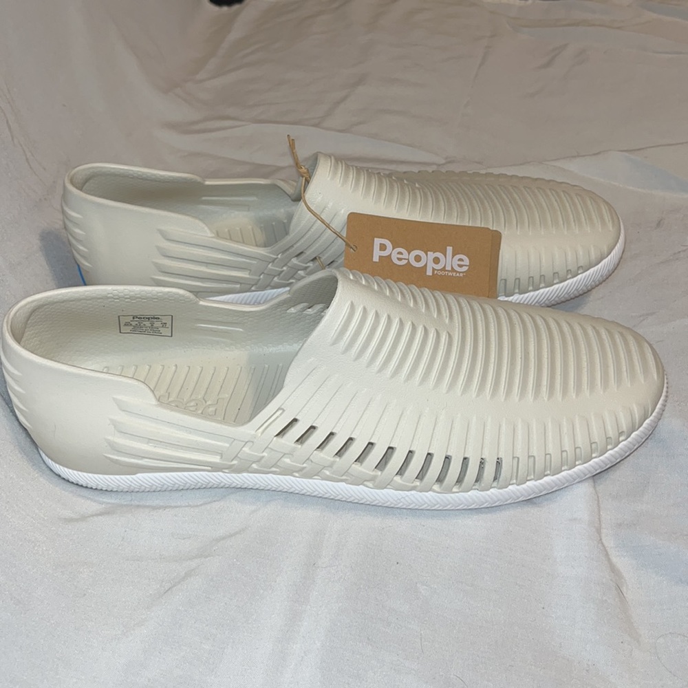 People shoes beige slip ons sz mens 9/ womens 10.5 NWT